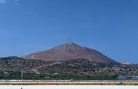 La presqu’île de l’Akrotiri en Crète. Le mont Skloka vu depuis l'aéroport (auteur Tomisti). Cliquer pour agrandir l'image.