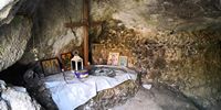 La presqu’île de l’Akrotiri en Crète. La grotte de saint Jean l'Ermite (auteur Davric). Cliquer pour agrandir l'image.