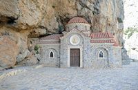 Le village de Plakias en Crète. La chapelle Saint-Nicolas dans les gorges de Kotsifos. Cliquer pour agrandir l'image.
