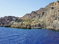 Le village de Plakias en Crète. Le fjord des Pirates et l'hôtel Kalypso sur le promontoire de Plakias (auteur Olaf Tausch). Cliquer pour agrandir l'image.