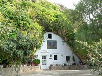 Le village de Pyrgos en Crète. Le monastère Saint-Nikita (auteur Dretakis Manolis). Cliquer pour agrandir l'image.