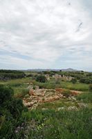 La cité antique d'Aptera en Crète. Bâtiments romains entre citerne voûtée et thermes du nord. Cliquer pour agrandir l'image.