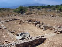 La cité antique d'Aptera en Crète. Cour de la citerne de la maison à péristyle (auteur Aeleftherios). Cliquer pour agrandir l'image.