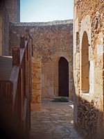La cité antique d'Aptera en Crète. Cour intérieure du château fort d'Aptera après restauration (auteur C. Messier). Cliquer pour agrandir l'image.