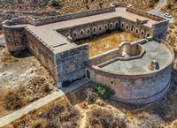 La cité antique d'Aptera en Crète. Vue aérienne du nord-est du château d'Aptera. Cliquer pour agrandir l'image.