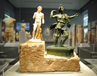 La cité antique d'Aptera en Crète. Statues d'Artemis et d'Apollon de la maison à péristyle (Musée archéologique de La Canée). Cliquer pour agrandir l'image.