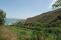Le village de Souda en Crète. La baie de Kalyves vue depuis la forteresse ottomane d'Itzeddin. Cliquer pour agrandir l'image.