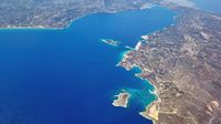 Le village de Souda en Crète. Vue aérienne de la rade (auteur Pelalion). Cliquer pour agrandir l'image.