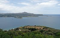 Le village de Souda en Crète. La rade de Souda et la forteresse ottomane d'Itzeddin vues depuis le fort d'Aptera. Cliquer pour agrandir l'image.