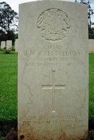 Le village de Souda en Crète. Tombe de John Pendlebury au cimetière militaire de Souda auteur G. Wild). Cliquer pour agrandir l'image.