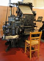Le village de Souda en Crète. Machine à composer Linotype au Musée de la typographie. Cliquer pour agrandir l'image.