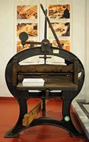 Le village de Souda en Crète. Presse d'imprimerie manuelle Krause au Musée de la typographie. Cliquer pour agrandir l'image.