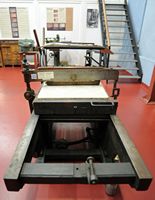 Le village de Souda en Crète. Presse lithographique au Musée de la typographie. Cliquer pour agrandir l'image.