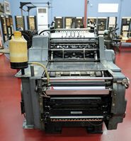 Le village de Souda en Crète. Presse d'imprimerie offset Original Heidelberg au Musée de la typographie. Cliquer pour agrandir l'image.