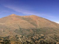 Le village de Thronos en Crète. Les méga-plis de Vistagi (auteur Géoparc du Psiloritis). Cliquer pour agrandir l'image.