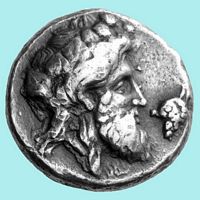Le village de Thronos en Crète. Avers d'un statère au Dionysos de Sybrita. Cliquer pour agrandir l'image.