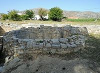 Le village de Tylissos en Crète. Citerne au nord de la villa minoenne C. Cliquer pour agrandir l'image.
