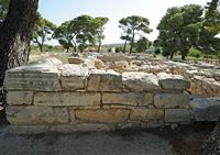 Le village de Tylissos en Crète. Façade ouest de la villa minoenne B. Cliquer pour agrandir l'image.