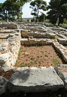 Le village de Tylissos en Crète. Milieu de la villa minoenne B. Cliquer pour agrandir l'image.