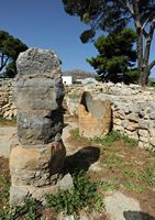 Le village de Tylissos en Crète. Le magasin 1 de la villa minoenne A. Cliquer pour agrandir l'image.
