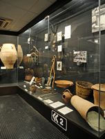Le village de Tympaki en Crète. Outils d'élevage et de fromagerie au Musée d'ethnologie crétoise à Vori. Cliquer pour agrandir l'image.