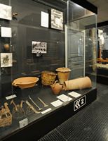 Le village de Tympaki en Crète. Outils d'élevage et de fromagerie au Musée d'ethnologie crétoise à Vori. Cliquer pour agrandir l'image.