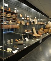 Le village de Tympaki en Crète. Ustensiles de cuisine au Musée d'ethnologie crétoise à Vori. Cliquer pour agrandir l'image.
