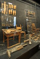Le village de Tympaki en Crète. Outils de saboterie au Musée d'ethnologie crétoise à Vori. Cliquer pour agrandir l'image.