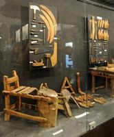 Le village de Tympaki en Crète. Outils de bâtier au Musée d'ethnologie crétoise à Vori. Cliquer pour agrandir l'image.