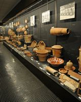 Le village de Tympaki en Crète. Poterie au Musée d'ethnologie crétoise à Vori. Cliquer pour agrandir l'image.