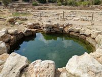 Le village de Zakros en Crète. La citerne des appartements royaux du palais de Zakros (auteur Olaf Tausch). Cliquer pour agrandir l'image.
