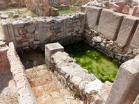 Le village de Zakros en Crète. Le bassin lustral de l'aile ouest du palais de Zakros (auteur Olaf Tausch). Cliquer pour agrandir l'image.