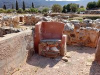Le village de Zakros en Crète. Le sanctuaire à banc du palais de Zakros (auteur Olaf Tausch). Cliquer pour agrandir l'image.