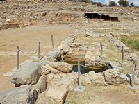 Le village de Zakros en Crète. Le puits circulaire du palais de Zakros (auteur Olaf Tausch). Cliquer pour agrandir l'image.