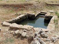Le village de Zakros en Crète. Le puits de la fontaine du palais de Zakros (auteur Olaf Tausch). Cliquer pour agrandir l'image.