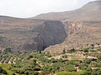 Le village de Zakros en Crète. La sortie des gorges des Morts (auteur Olaf Tausch). Cliquer pour agrandir l'image.