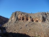 Le village de Zakros en Crète. Tombes rupestres des Gorges des Morts (auteur RabiTop). Cliquer pour agrandir l'image.