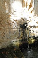 Le village de Zaros en Crète. Fontaine du monastère de Vrondissi. Cliquer pour agrandir l'image.
