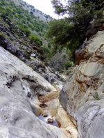 Le village de Zoniana en Crète. Les gorges de Zoniana (auteur Géoparc du Psiloritis). Cliquer pour agrandir l'image.