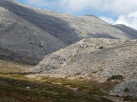 Le village de Zoniana en Crète. La faille de Mygéros (auteur Géoparc du Psiloritis). Cliquer pour agrandir l'image.