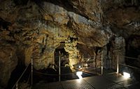 Le village de Zoniana en Crète. La grotte de Sfentoni. Cliquer pour agrandir l'image.