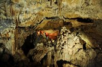 Le village de Zoniana en Crète. La grotte de Sfentoni. Cliquer pour agrandir l'image.
