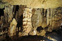 Le village de Zoniana en Crète. La grotte de Sfentoni. Cliquer pour agrandir l'image.