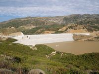 La ville d’Agia Fotini en Crète. Le lac de barrage d'Amari (auteur Géoparc du Psiloritis). Cliquer pour agrandir l'image.