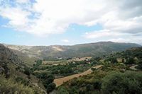 La ville d’Agia Fotini en Crète. La vallée de la rivière de Platanias vue depuis Myrthios. Cliquer pour agrandir l'image.