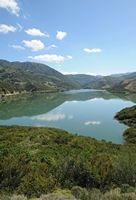 La ville d’Agia Fotini en Crète. Le lac-réservoir des Rivières près d'Amari. Cliquer pour agrandir l'image.