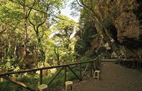 La ville d’Agia Fotini en Crète. La grotte Saint-Antoine à Patsos. Cliquer pour agrandir l'image.