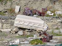 Le site archéologique de Gortyne en Crète. Dépot d'ordures dans les ruines de la basilique de Mitropolis (auteur Olaf Tausch). Cliquer pour agrandir l'image.