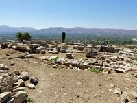 Le site archéologique de Gortyne en Crète. Les ruines du temple d'Athéna et d'une basilique byzantine sur l'acropole (auteur Olaf Tausch). Cliquer pour agrandir l'image.
