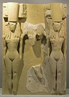 Le site archéologique de Gortyne en Crète. Triade de déesses du temple d'Athéna (auteur Zde). Cliquer pour agrandir l'image.